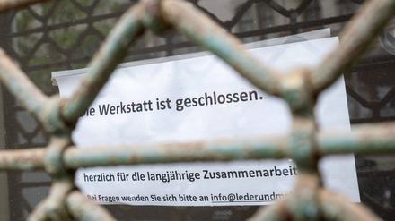 Die Werkstatt ist geschlossen . Zettel hängt an einer ehemaligen Glaserei in Berlin-Prenzlauer Berg. Das Geschäft wurde aufgegeben. 