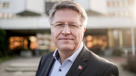 Stefan Mohrdieck, Landrat des Kreises Dithmarschen, steht vor der Kreisverwaltung in Heide.