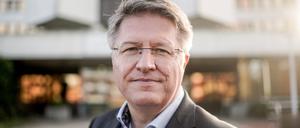 Stefan Mohrdieck, Landrat des Kreises Dithmarschen, steht vor der Kreisverwaltung in Heide.