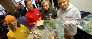 Marle, Niklas, Elias und Joschua haben den Bereich des Trafohäuschens neben ihrer Schule mit einem Tischtennistisch beplant.