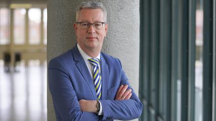 Günter Matthias Ziegler, Professor und Präsident der Freien Universität Berlin, steht im Henry-Ford-Bau der Freien Universität Berlin. 