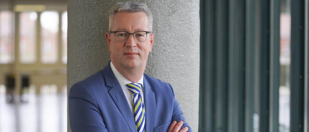 Günter Matthias Ziegler, Professor und Präsident der Freien Universität Berlin, steht im Henry-Ford-Bau der Freien Universität Berlin.