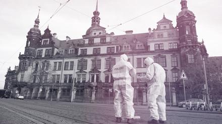 Zwei Mitarbeiter der Spurensicherung stehen vor dem Residenzschloss mit dem Grünen Gewölbe. (Archivbild)