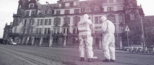 Zwei Mitarbeiter der Spurensicherung stehen vor dem Residenzschloss mit dem Grünen Gewölbe. (Archivbild)