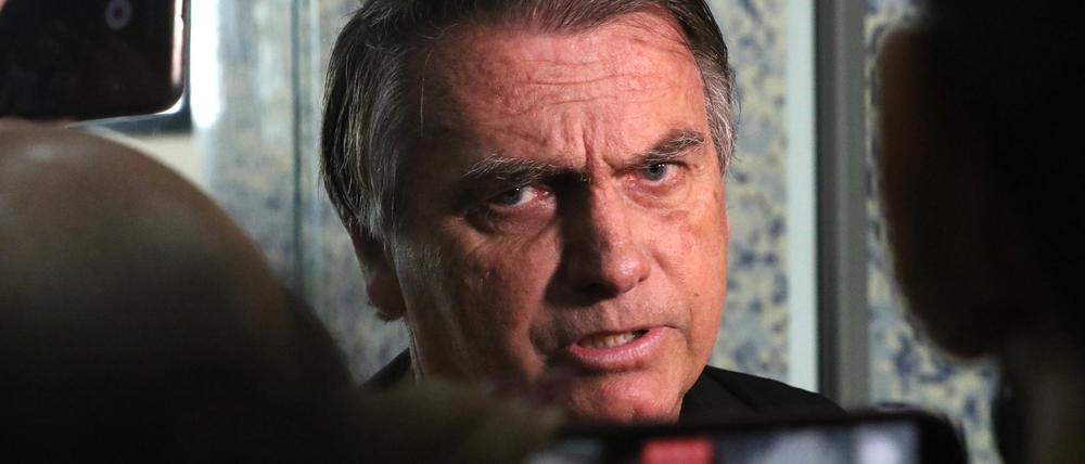 Jair Bolsonaro, ehemaliger Präsident Brasiliens, spricht zu Journalisten.