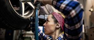 Angestellte in einer Fabrik. Trotz Ausnahmen hat sich die Verteilung bestimmter Berufe auf Männer und Frauen der Studie zufolge wenig verändert.