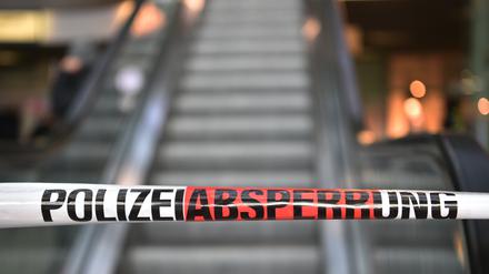 Ein Absperrband mit der Aufschrift „Polizeiabsperrung“ ist vor einer Rolltreppe am Ostbahnhof zu sehen. 