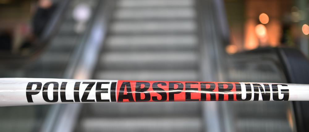 Ein Absperrband mit der Aufschrift „Polizeiabsperrung“ ist vor einer Rolltreppe am Ostbahnhof zu sehen.
