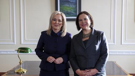 Michelle O’Neill (links), Erste Ministerin von Nordirland, und Mary Lou McDonald, Parteivorsitzende der Sinn Fein, stehen im Büro der ersten Ministerin. O’Neill wurde am 03. Februar 2024 als erste Katholikin ins Amt der Ersten Ministerin Nordirlands gewählt.