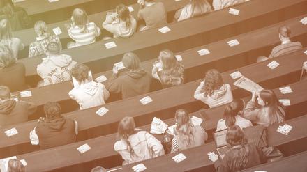 Studenten nehmen an der Einführungveranstaltung im Audimax der Ludwig-Maximilians-Universität teil. Für einen KfW-Studienkredit zahlen Darlehensnehmer heute monatlich im Schnitt fast drei mal so viel Zinsen wie noch vor fünf Jahren. (zu dpa "Monatliche Zinsbelastung bei Studienkredit fast verdreifacht") +++ dpa-Bildfunk +++