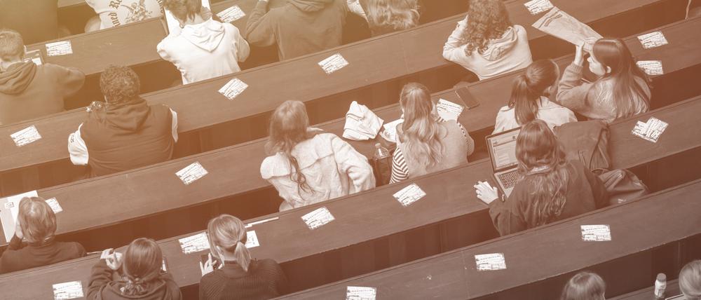 Studenten nehmen an der Einführungveranstaltung im Audimax der Ludwig-Maximilians-Universität teil. Für einen KfW-Studienkredit zahlen Darlehensnehmer heute monatlich im Schnitt fast drei mal so viel Zinsen wie noch vor fünf Jahren. (zu dpa "Monatliche Zinsbelastung bei Studienkredit fast verdreifacht") +++ dpa-Bildfunk +++