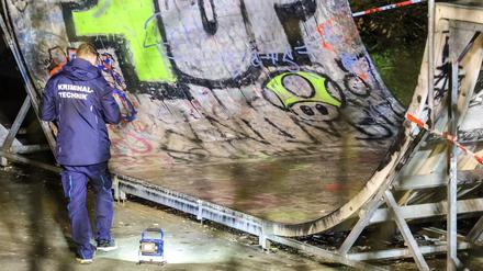 Ein Kriminaltechniker untersucht eine Halfpipe in einem Skatepark in Meinerzhagen. Bei einer Auseinandersetzung soll ein 16-Jähriger lebensgefährlich verletzt worden sein.