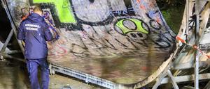 Ein Kriminaltechniker untersucht eine Halfpipe in einem Skatepark in Meinerzhagen. Bei einer Auseinandersetzung soll ein 16-Jähriger lebensgefährlich verletzt worden sein.