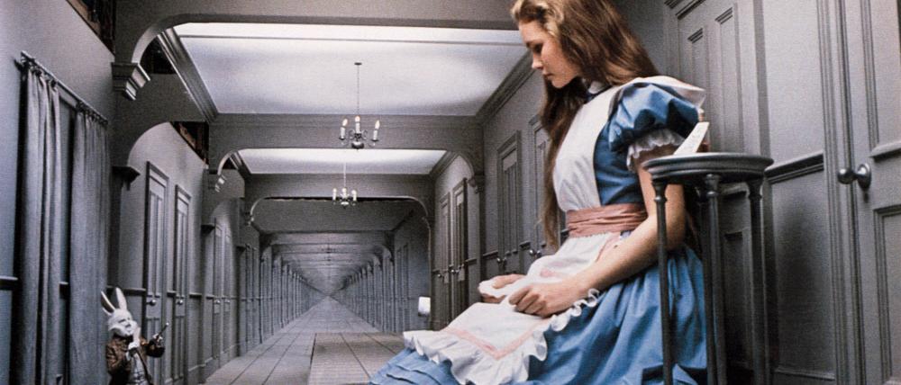 Sich riesig fühlen wie Alice im Wunderland? Das passiert mitunter, wenn bestimmte Gehirnregionen nicht korrekt funktionieren.
