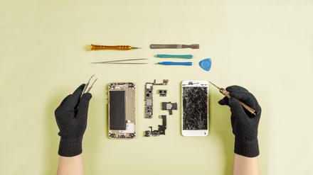 Reparatur am offenen Handy: Manche Smartphones kann man kaum reparieren.