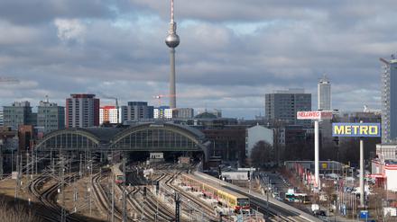 Im Berliner Ostbahnhof hat sich in der Nacht zu Donnerstag ein Teil der Zwischendeckenverkleidung gelöst und ist zu Boden gefallen. 