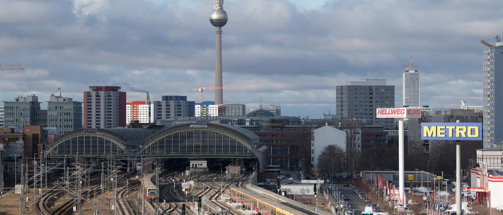 Im Berliner Ostbahnhof hat sich in der Nacht zu Donnerstag ein Teil der Zwischendeckenverkleidung gelöst und ist zu Boden gefallen. 