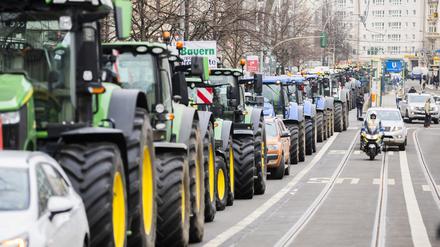 Traktoren fahren bei einem Protest mit Traktorkorso des Landesbauernverbands Brandenburg gegen die Erhöhung der Steuer auf Agrardiesel von der FDP-Zentrale zum Willy-Brandt-Haus (SPD-Zentrale). 