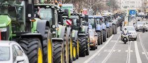 ARCHIV - 26.01.2024, Berlin: Traktoren fahren bei einem Protest mit Traktorkorso des Landesbauernverbands Brandenburg gegen die Erhöhung der Steuer auf Agrardiesel von der FDP-Zentrale zum Willy-Brandt-Haus (SPD-Zentrale).  (zu dpa: «Keine Strafe für jubelnden Feuerwehrmann - Verfahren eingestellt») Foto: Christoph Soeder/dpa +++ dpa-Bildfunk +++