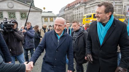 Kai Wegner (M, CDU), Regierender Bürgermeister von Berlin, und Jan-Marco Luczak (r, CDU), Kreisvorsitzender der CDU Tempelhof-Schöneberg und Direktkandidat für die Bundestagswahl, begrüßen die Teilnehmer einer Wahlkampf-Veranstaltung ihrer Partei auf dem Wittenbergplatz.