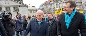 Kai Wegner (M, CDU), Regierender Bürgermeister von Berlin, und Jan-Marco Luczak (r, CDU), Kreisvorsitzender der CDU Tempelhof-Schöneberg und Direktkandidat für die Bundestagswahl, begrüßen die Teilnehmer einer Wahlkampf-Veranstaltung ihrer Partei auf dem Wittenbergplatz.