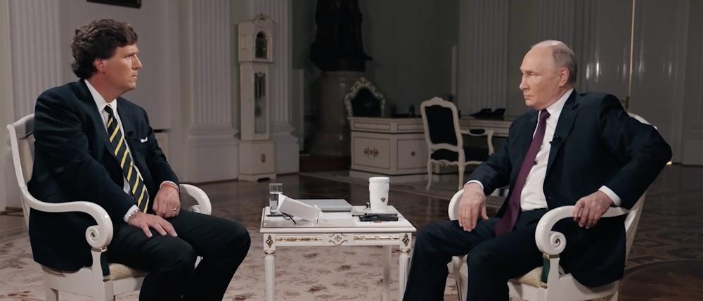 Der rechte US-Talkmaster Tucker Carlson (l) führt ein Interview mit Wladimir Putin, Präsident der Ukraine. 