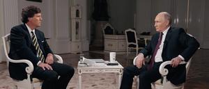 Der rechte US-Talkmaster Tucker Carlson (l) führt ein Interview mit Wladimir Putin, Präsident der Ukraine. 