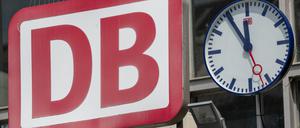 Die Uhr neben dem Logo der Deutschen Bahn (DB) zeigt am Eingang zum Münchner Hauptbahnhof auf «Fünf vor Zwölf».