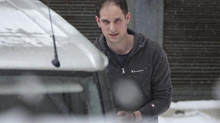 26.01.2024, Russland, Moskau: Evan Gershkovich, Reporter des Wall Street Journal, wird aus dem Lefortowsky-Gericht eskortiert. Der Reporter war im vergangenen März wegen wegen angeblicher Spionage während einer Reportagereise in den Ural festgenommen worden. 