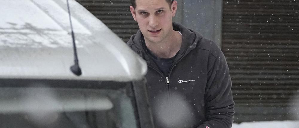 26.01.2024, Russland, Moskau: Evan Gershkovich, Reporter des Wall Street Journal, wird aus dem Lefortowsky-Gericht eskortiert. Der Reporter war im vergangenen März wegen wegen angeblicher Spionage während einer Reportagereise in den Ural festgenommen worden.