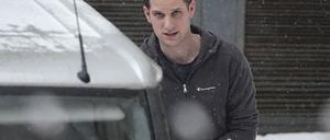 26.01.2024, Russland, Moskau: Evan Gershkovich, Reporter des Wall Street Journal, wird aus dem Lefortowsky-Gericht eskortiert. Der Reporter war im vergangenen März wegen wegen angeblicher Spionage während einer Reportagereise in den Ural festgenommen worden. 