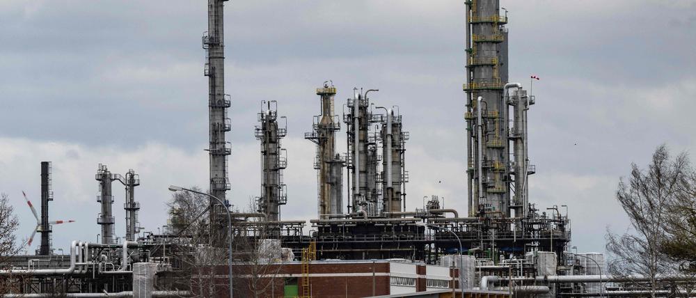 (FILES) This file photo taken on April 2, 2022 shows the PCK Industrial Park which houses the PCK Oil refinery, just outside Schwedt, some 110 km north of Berlin, northeastern Germany.