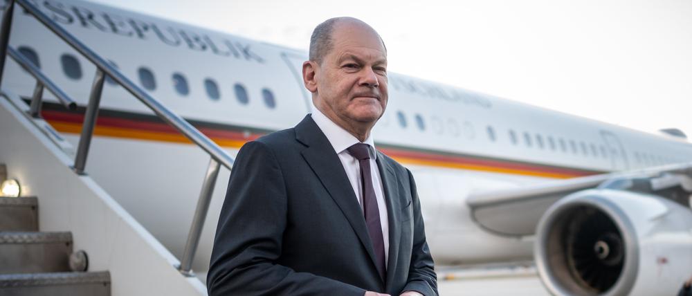 Bundeskanzler Olaf Scholz (SPD) steigt aus einem Airbus der Flugbereitschaft der Luftwaffe nach der Ankunft in den USA. Scholz will US-Präsident Biden im Weißen Haus treffen. 