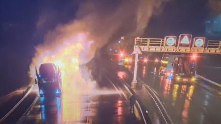 Die von der Polizei Thüringen zur Verfügung gestellte Aufnahme zeigt den brennenden Lastwagen auf der A71 hinter dem Rennsteigtunnel.