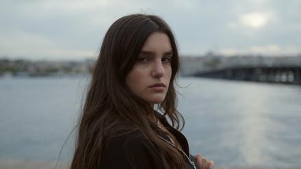 Hazal (Melia Kara) aus „Ellbogen“ allein in Istanbul.