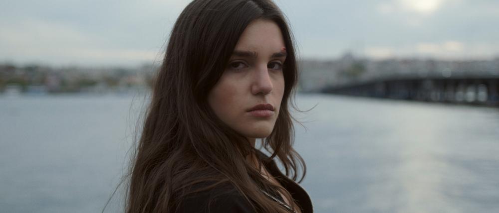 Hazal (Melia Kara) aus „Ellbogen“ allein in Istanbul.