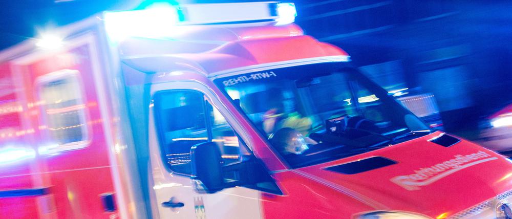 Ein Auto erfasst eine Seniorin in Berlin-Schöneberg. Die 81-Jährige wird mit Verletzungen ins Krankenhaus eingeliefert.