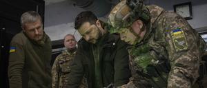 Wolodymyr Selenskyj und Olexander Syrskyj (r) betrachten eine Landkarte während ihres Besuchs in der Frontstadt in der Region Charkiw. 