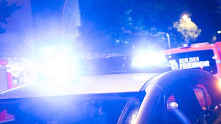 Drei maskierte Männer sollen ein Ehepaar in ihrer Laube in Berlin-Spandau bedroht, gefesselt und ausgeraubt haben. Die mutmaßlichen Täter konnten flüchten. 