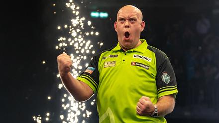 Titelverteidiger Michael van Gerwen feiert seinen Sieg im Finale der Premier League.