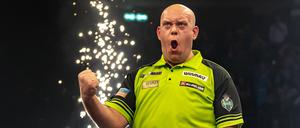 Titelverteidiger Michael van Gerwen feiert seinen Sieg im Finale der Premier League.