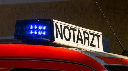 Ein Rettungswagen der Berliner Feuerwehr steht während eines Einsatzes geparkt. (Symbolbild)
