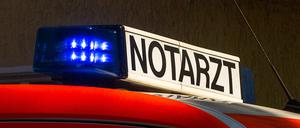 Ein Rettungswagen der Berliner Feuerwehr steht während eines Einsatzes geparkt. (Symbolbild)