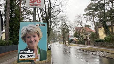 Wahlplakate in Frohnau: Die Wahlwiederholung der Bundestagswahl stößt auf viel Unverständnis.