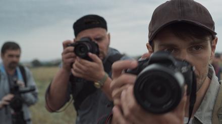 Szene mit Olexandr Techynskyi und Dmytro Bahnenko (r.) aus Roman Bondarchuks Film „The Editorial Office“, der im Berlinale-Forum läuft.