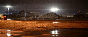 Ein Trümmerhaufen des abgerissenen ehemaligen Generalshotels liegt auf dem Gelände des Flughafens Berlin Brandenburg (BER)