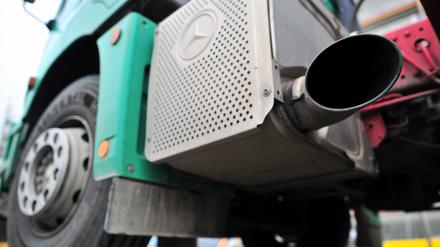 Blick auf das Auspuffrohr eines Diesel-LKW. Im Sinne des Klimaschutzes hat das EU-Parlament deutlich schärfere Grenzwerte für den Ausstoß von CO₂ bei Lastwagen gefordert.