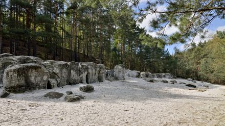 Die Gläsernen Felsen bei Hohenbocka sind auf dem wohl reinsten Glassand Europas. Sie sind das Highlight dieser Fahrradtour von Senftenberg über Großkoschen und Niemtsch.