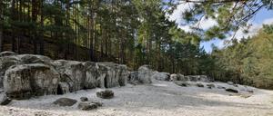 Die Gläsernen Felsen bei Hohenbocka sind auf dem wohl reinsten Glassand Europas. Sie sind das Highlight dieser Fahrradtour von Senftenberg über Großkoschen und Niemtsch.