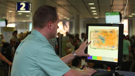 Ein Zollbeamter sitzt am 14.07.2016 in Schkeuditz (Sachsen) auf dem Flughafen Leipzig-Halle an einem Bildschirm, der das Innere eines Reisekoffers zeigt. (Symbolbild)